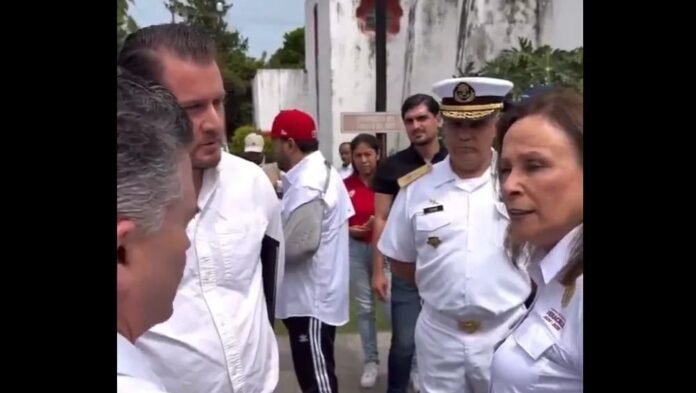 Video: Rocío Nahle regaña a funcionario en público por firmar documentos sin su autorización en Veracruz
