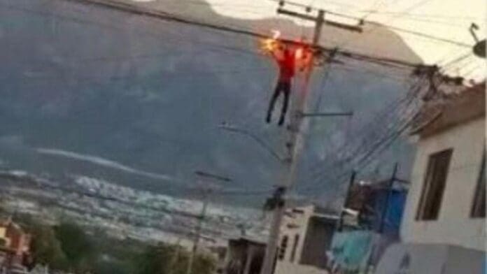 Video: Hombre termina electrocutado tras escalar un poste de luz en Santa Catarina, Nuevo León