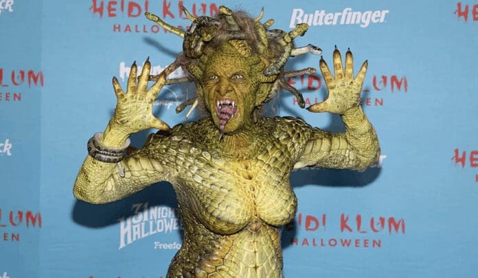 Heidi Klum sorprende al lucir irreconocible como Medusa en Halloween 2025