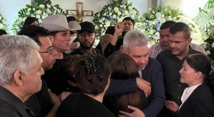 Los pobladores de Uruapan corrieron a gritos al gobernador de Michoacán del sepelio del edil ejecutado, lo llaman 