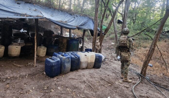 Ejército asegura narcolaboratorio y equipo bélico en Culiacán, Sinaloa