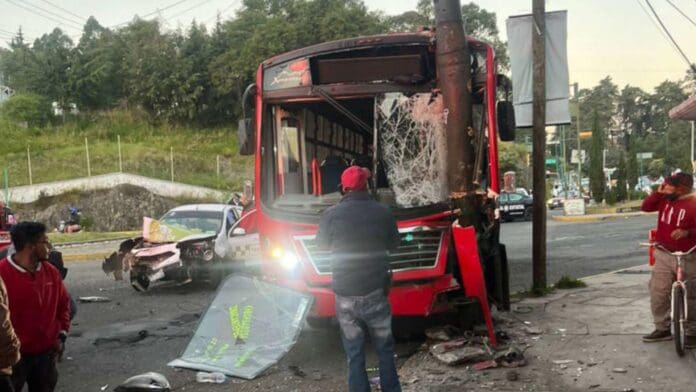 Choca camión del transporte público contra un poste y deja 15 lesionados en Toluca, Edomex