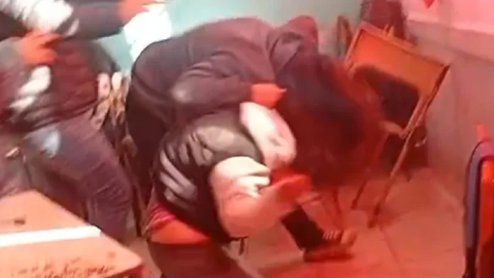 Mujer golpea a una niña de 14 años dentro de un salón de clases en Buenos Aires, Argentina