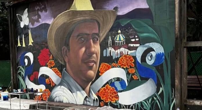 Lanzan varios corridos sobre Carlos Manzo y pintan mural en su honor; así recuerdan a edil de Uruapan, Michoacán.