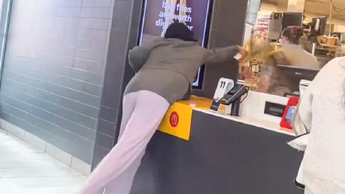 Mujer arroja café hirviendo a empleada de un McDonald’s en Estados Unidos