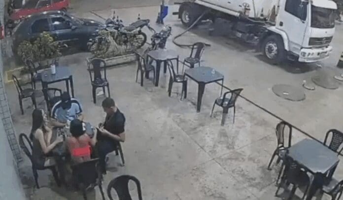 Video Imprudencia en Brasil Joven desata incendio tras encender un cigarro cerca de una pipa de gas