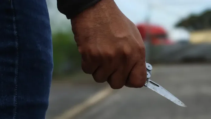 Sujeto intenta apuñalar a su novia por negarse a que le revisara el celular en Gómez Palacio, Durango