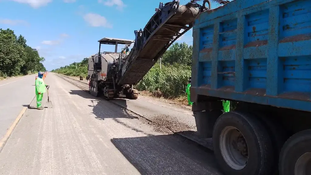 Actualmente se realizan labores de fresado y reposición de carpeta asfáltica en el kilómetro 71+180 al 71+680, del tramo Cafetal–Felipe Carrillo Puerto.