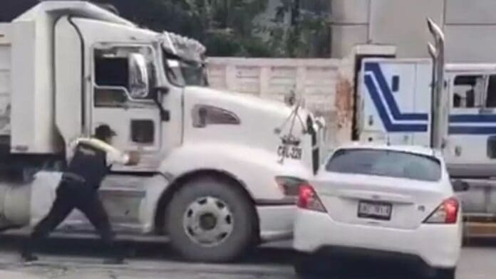 Video: Volquete arrastra a un vehículo en la entrada de Puerto Morelos