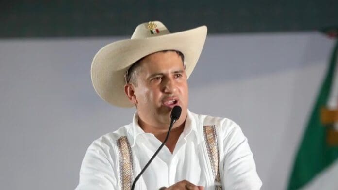 Carlos Manzo, alcalde asesinado de Uruapan enfrentó a los narcos desde un helicóptero