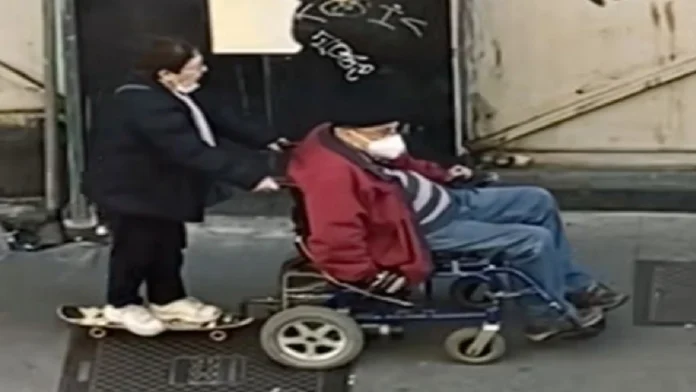 Adultos mayores pasean en una patineta y silla de ruedas en Chile