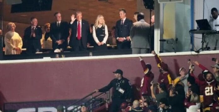 Reciben con abucheos a Donald Trump durante partido de la NFL. Mucha gente se mostró descontenta con su presencia.