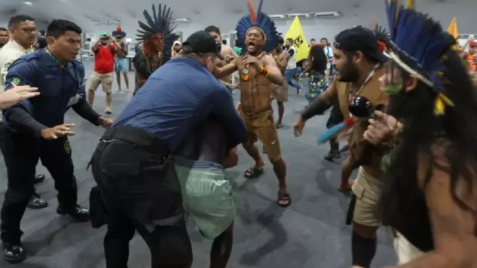 Indígenas irrumpen en reunión de la ONU en Brasil; guardias de seguridad resultan heridos