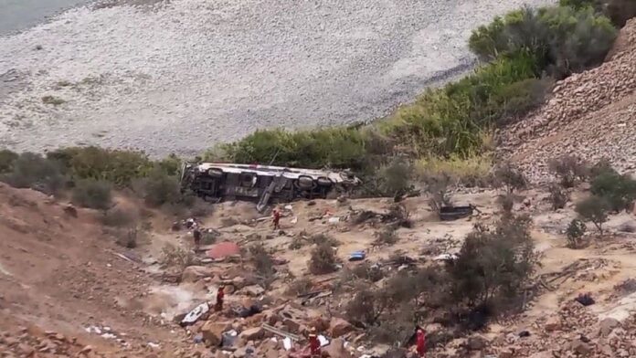 Video: Mueren 37 personas tras caer un autobús de pasajeros por un abismo en Perú