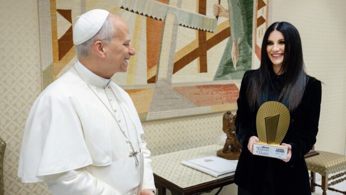 Video: Laura Pausini dedica canción inédita al papa León XIV durante visita al Vaticano