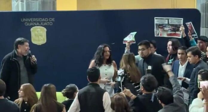 Estudiantes universitarios abuchean y cuestionan a Gerardo Fernández Noroña durante un evento en Guanajuato.