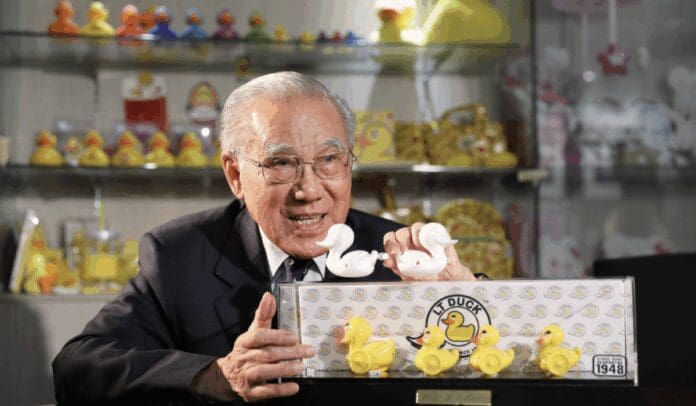 Muere LT Lam, creador del icónico patito de goma amarillo