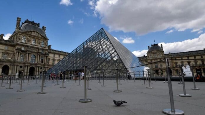 Video: Tiktokers burlan la seguridad del Louvre y cuelgan un cuadro suyo cerca de la Mona Lisa
