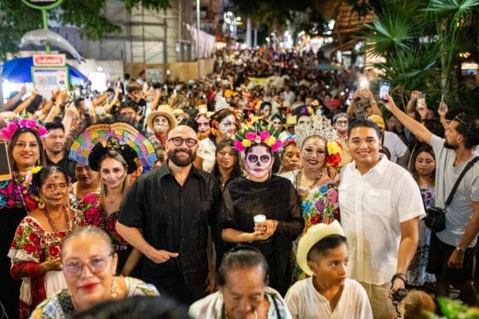 Miles de personas abarrotan la Quinta Avenida de Playa del Carmen en desfile “U Xiímbal Pixano’ob. Paseo de los Pixanes”.