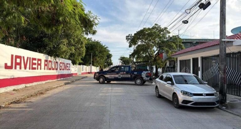 Asesinan a dos hombres frente a una escuela secundaria en Cancún. Ya nadie está seguro ni siquiera a plena luz del día.