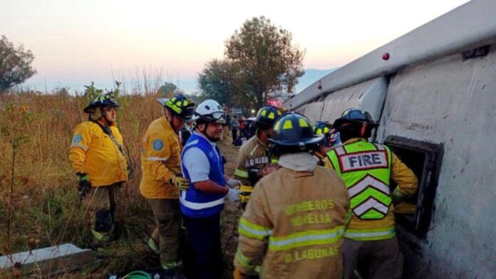 Vuelca camión de pasajeros sobre la carretera Morelia-Pátzcuaro; hay al menos 10 muertos y 20 heridos