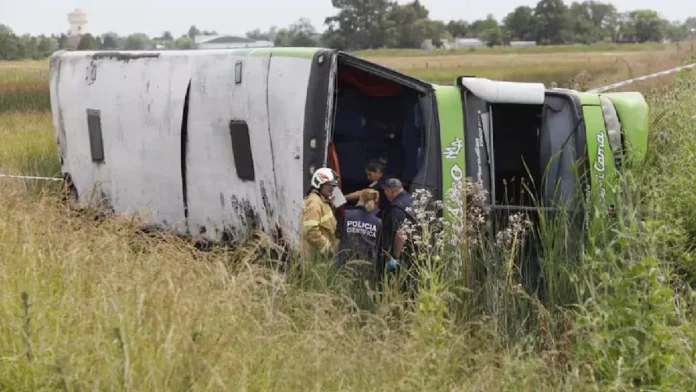 Mueren dos personas y 40 quedan heridas tras volcarse un autobús en Buenos Aires, Argentina
