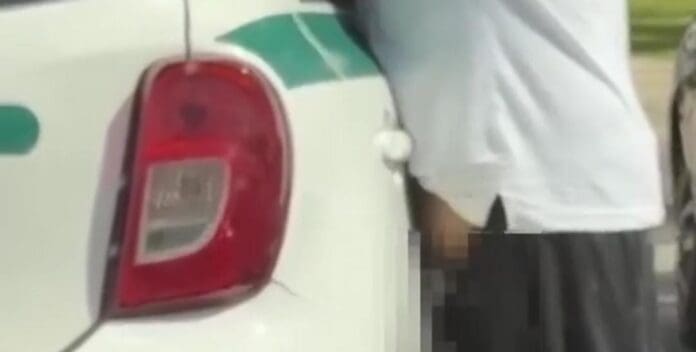 Exhiben a un taxista que orinaba en plena Zona Hotelera de Cancún; ya fue identificado y podría ser sancionado.