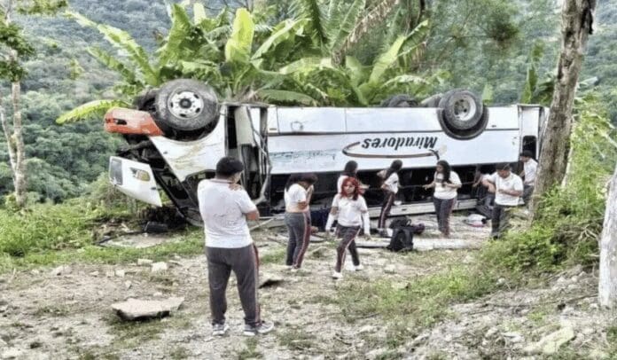 Tragedia en Veracruz autobús escolar vuelca y deja tres muertos y 20 heridos