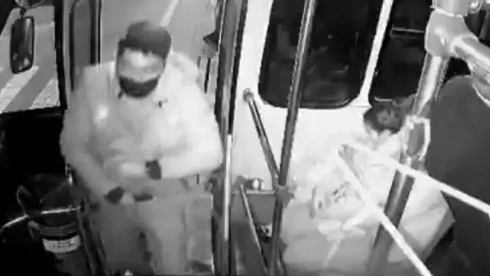 Sujetos armados roban a pasajeros en transporte público en Puebla