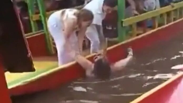 Video: Turista extranjera casi se ahoga al caer de una trajinera en Xochimilco, CDMX