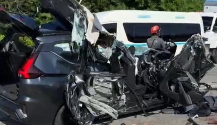 Fallece un extranjero tras choque de varios autos en el tramo carretero de Tulum a Akumal. Hubo además otro percance.