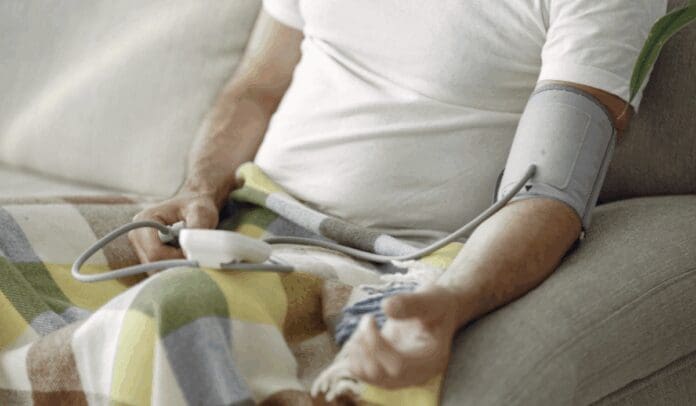 ¿Te desvelas seguido Un estudio señala que dormir a la misma hora reduce el riesgo de padecer hipertensión