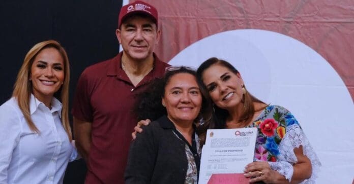 Mara Lezama Espinosa entrega hasta 126 títulos de propiedad a familias de Cancún que obtienen certeza jurídica.