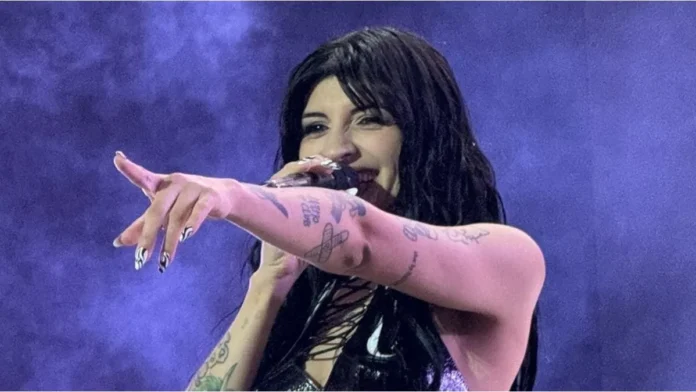 VIDEO Cazzu llora interpretando Inti frente a su hija en emotivo concierto