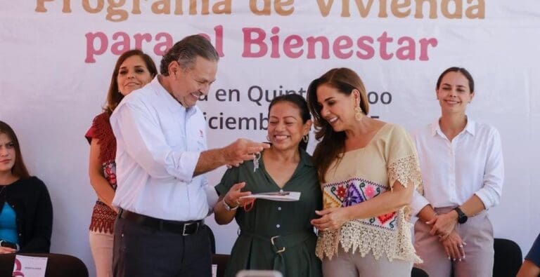 Entregaron Mara Lezama Espinosa y Octavio Romero unos hogares dignos a algunas familias trabajadoras de Cancún.