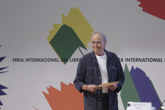 Joan Manuel Serrat abandona su conferencia en la FIL Guadalajara 2025 por el ruido externo