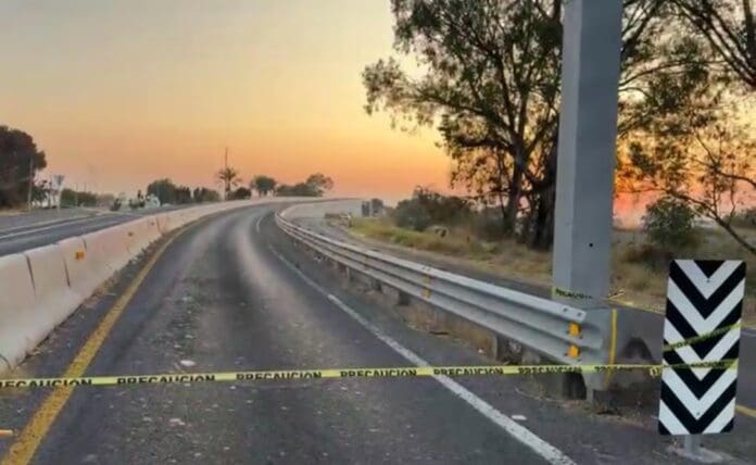 Testigos que transitaban por la zona observaron los cuerpos y alertaron al número de emergencias 911.