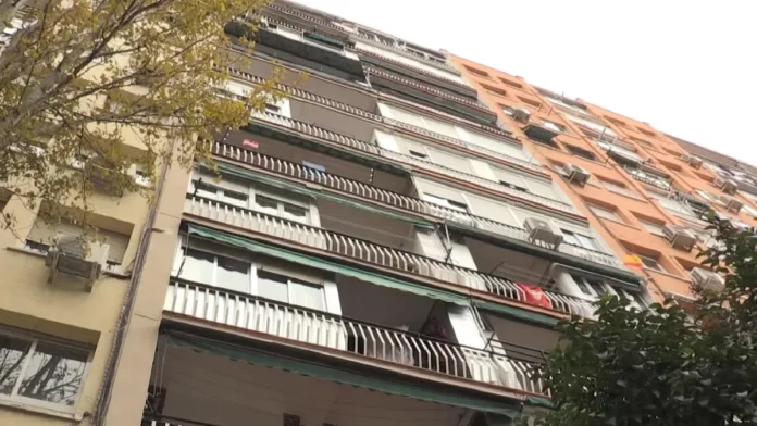 Mujer fallece tras arrojarse desde un décimo piso junto a sus hijos menores en Madrid, España