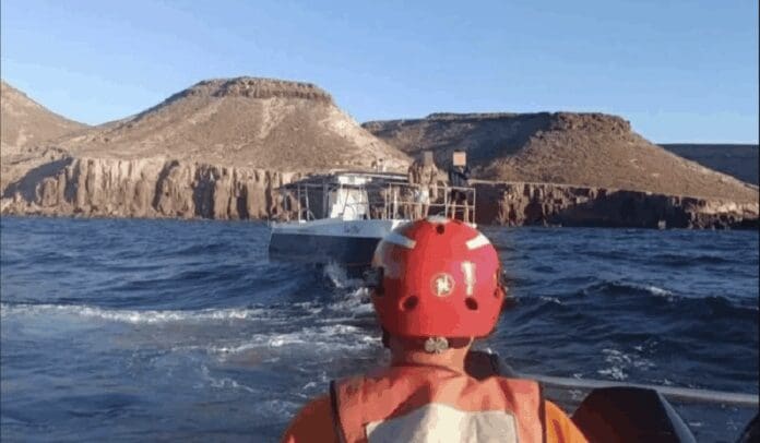 Video Operativo naval salva a cinco buzos perdidos en aguas de Baja California Sur