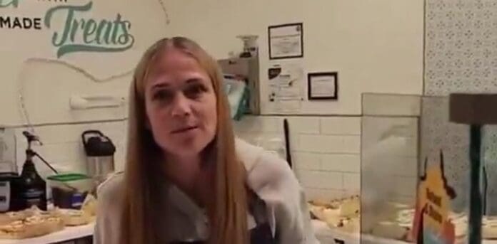 Despiden a mujer racista por tratar mal a extranjeros en Wisconsin; seguidores de Donald Trump le donan dinero.