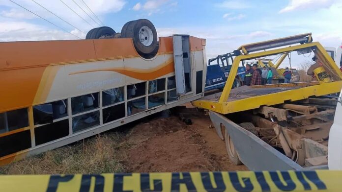 Muere una estudiante y 11 más quedan heridos tras volcadura de camión escolar en Zacatecas