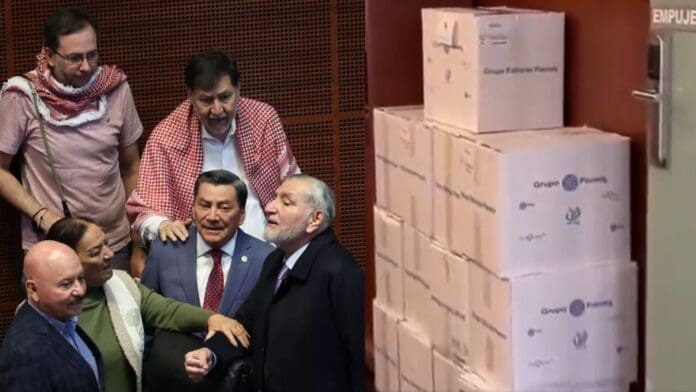 Legisladores de Morena compran cientos de ejemplares de 