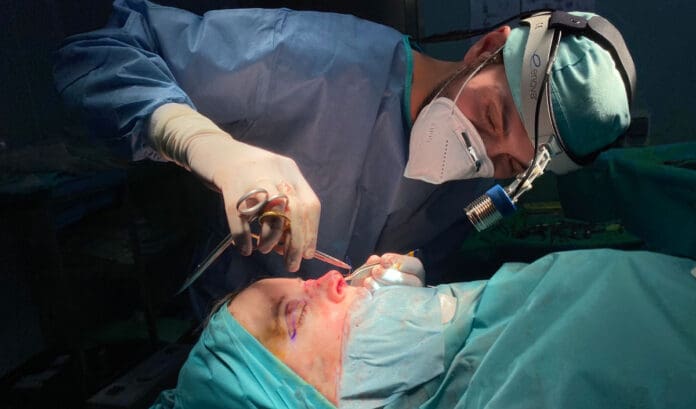 Adolescente sufre infarto cerebral tras rinoplastia en clínica irregular en CDMX