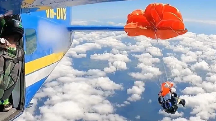 Paracaidista queda colgando de la cola de un avión en Australia
