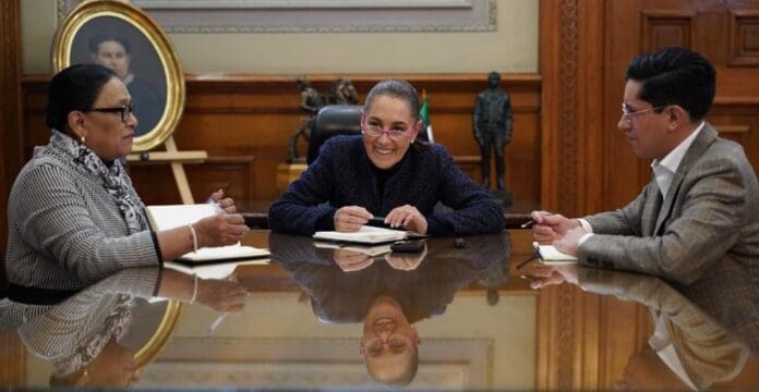 Sostiene Claudia Sheinbaum llamada con el papa León XIV; lo invita a venir a México. No es la primera vez que dialogan.