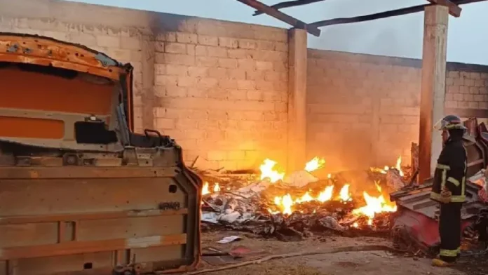 Incendian predio que usaban como deshuesadero de camiones robados en Tlaxcala