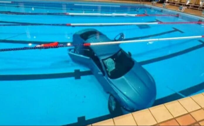 Video Auto rompe cristal de alberca pública y cae al agua en Francia