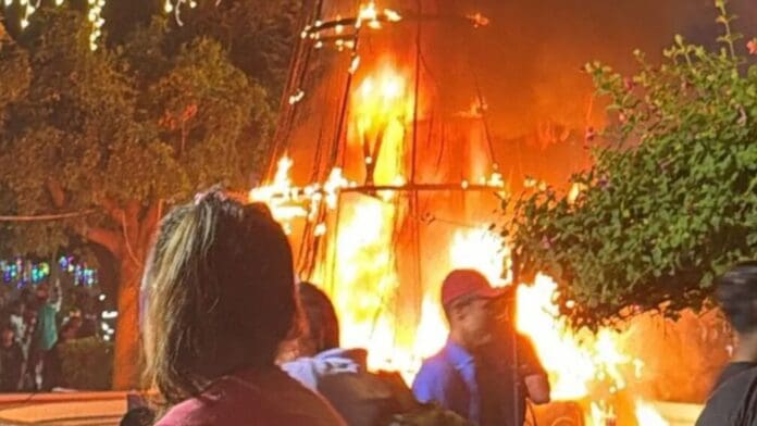 Video: Se incendia árbol de Navidad durante encendido oficial en Bahía de Banderas, Nayarit