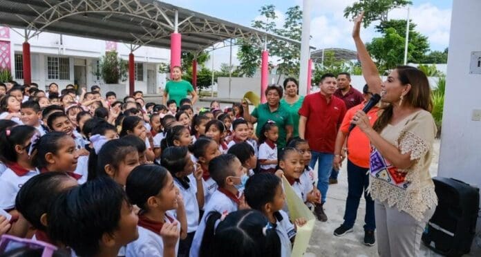 Mara Lezama acepta petición de domo para bienestar del alumnado en la primaria “Matilde Montoya” de Cancún.