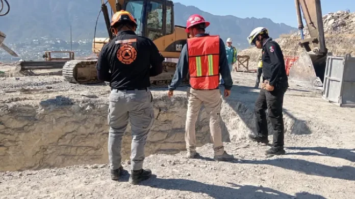 Trabajador queda grave tras caer a una fosa de cuatro metros en el estado de Nuevo León